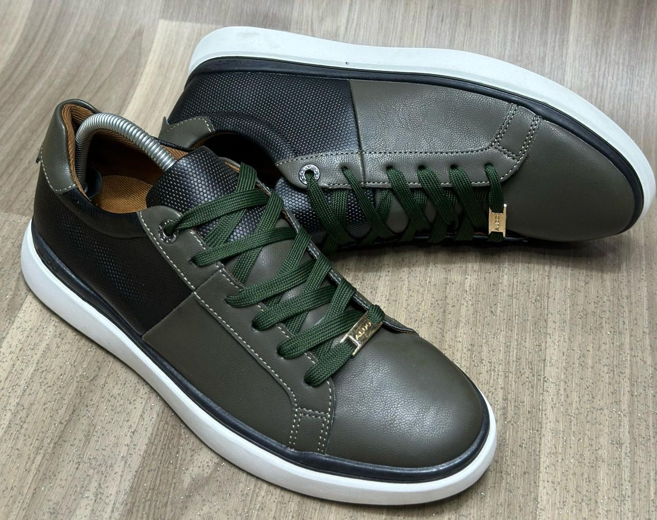 Chaussures - Basket en Cuir Vert -Noir simple