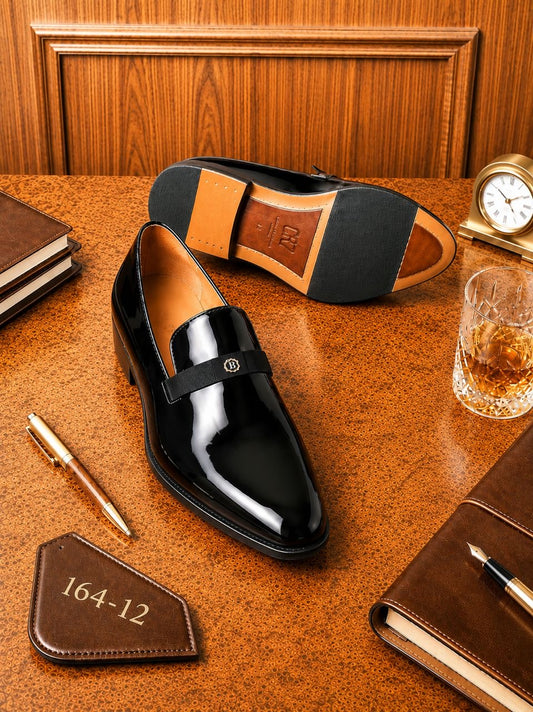 Mocassin en Cuir Verni Noir et Boucle Dorée – L'Excellence Majeure